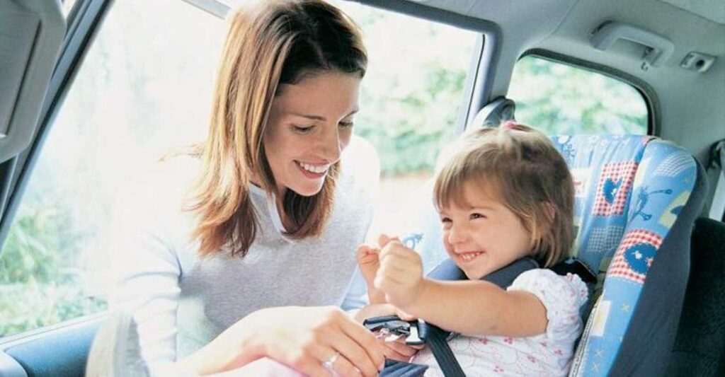 Seguire le regole di sicurezza in auto è una priorità per tutti ma ancora di più quando abbiamo dei bimbi a bordo. Vediamo quindi i consigli per la scelta e il corretto uso dei seggiolini.