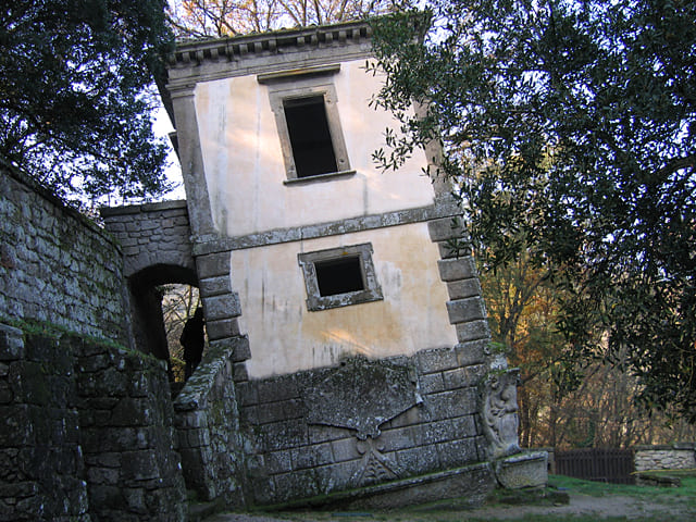 La Casa pendente, una costruzione bizzarra che si trova nel Bosco Sacro