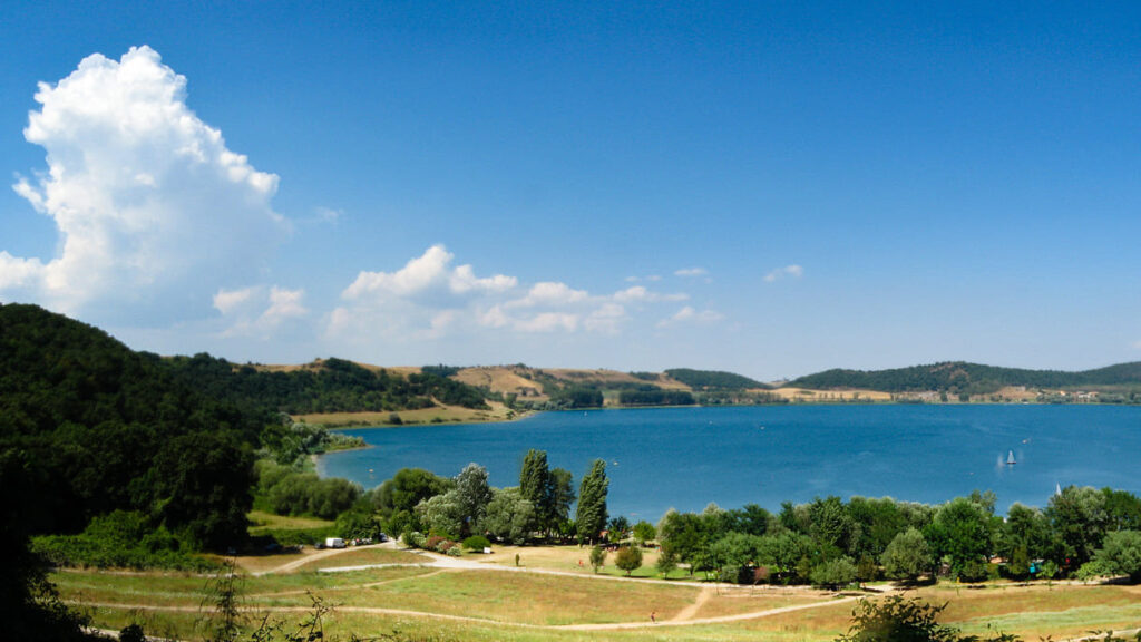 Il lago di Martignano nello scatto di Umberto Rotundo (da Flickr, Creative Commons)