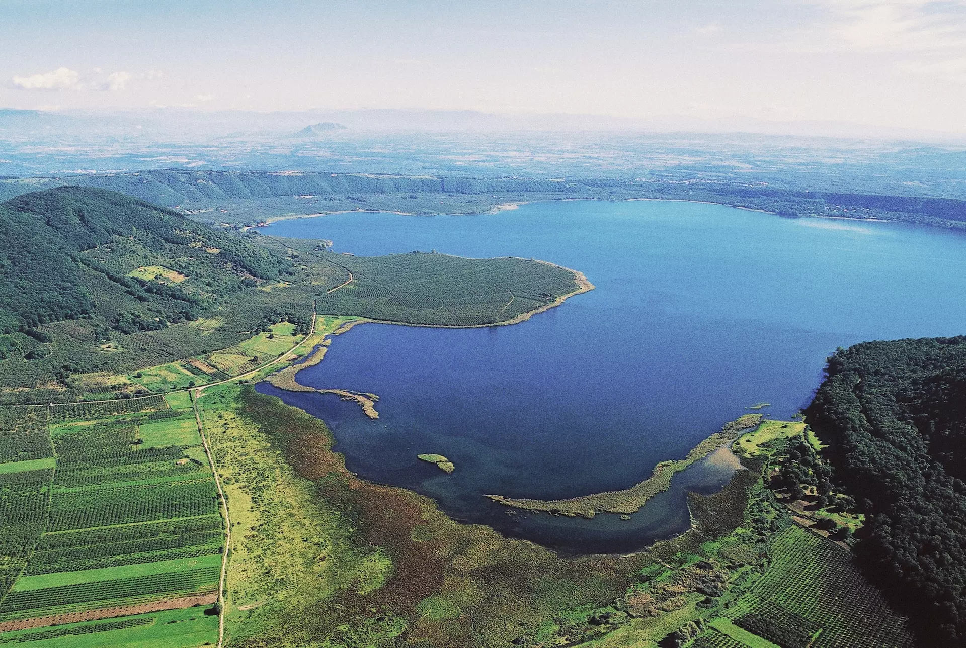 Lago di Vico, di origine vulcanica dell'Italia centrale situato nella provincia di Viterbo