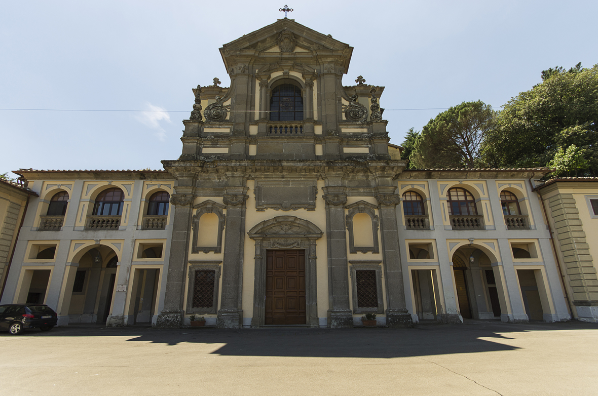 Chiesa di Santa Teresa, arroccata sulla rupe tufacea di fronte alla facciata del Palazzo Farnese