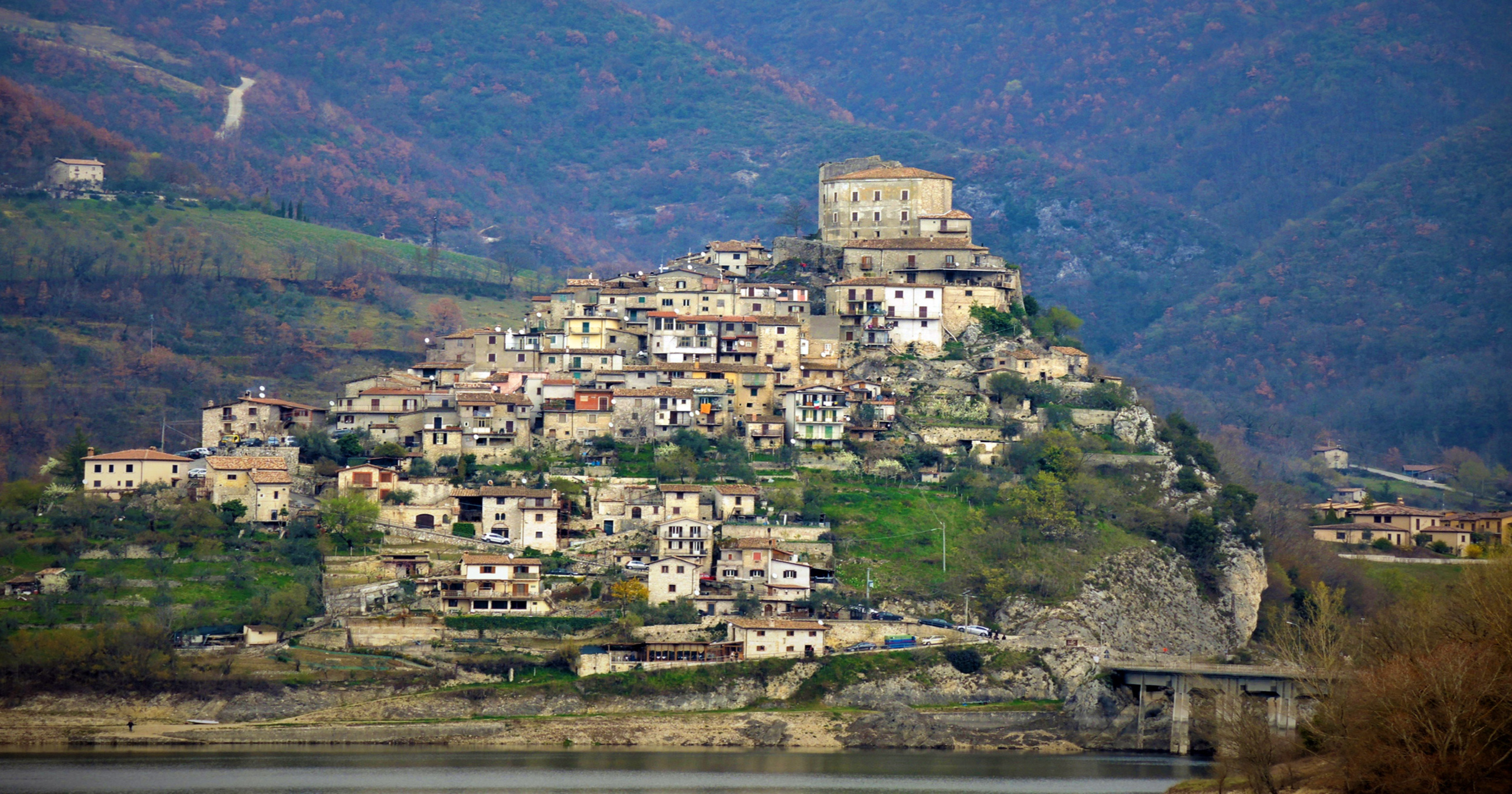 Alla Scoperta di Castel di Tora: fra antiche rovine e panorami lacustri