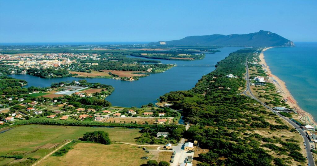 Sabaudia è tra le mete ideali per una gita fuori porta all'insegna del relax, della cultura e della buona cucina. A 100 km da Roma, la sua bellezza naturale e le numerose attrazioni turistiche la rendono un luogo da visitare almeno una volta nella vita. Con le sue spiagge dorate, i panorami mozzafiato e la ricca offerta culturale, Sabaudia promette di regalare ai suoi visitatori un'esperienza indimenticabile.