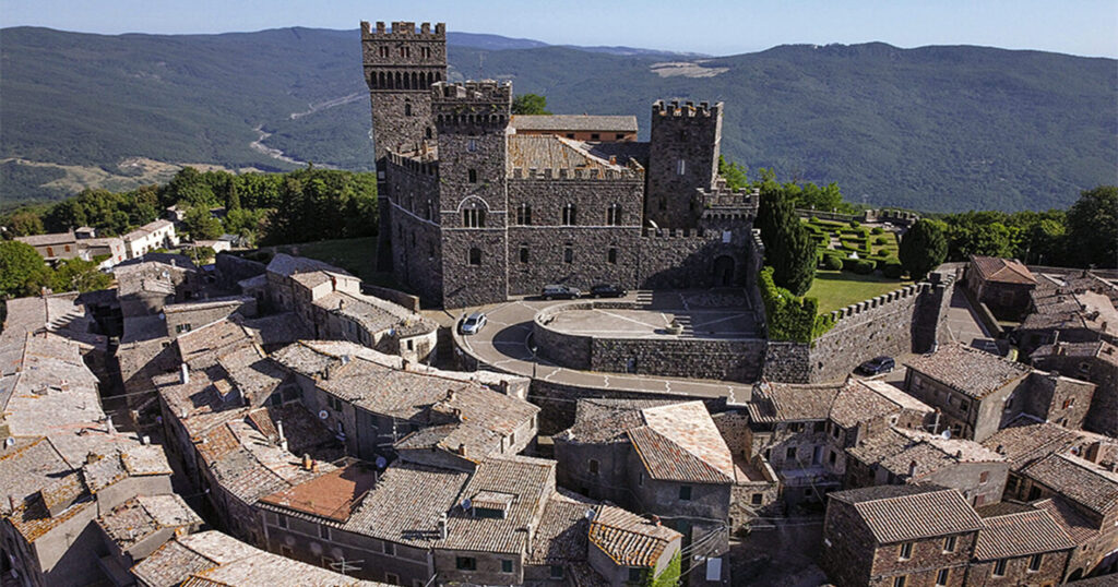 Torre Alfina, la perla medievale d'Italia è un incantevole paesino che offre una fuga perfetta dalla frenesia della città. Situata tra le colline verdi della provincia di Viterbo, è famosa per il suo castello fiabesco e i panorami mozzafiato. Torre Alfina si trova nel comune di Acquapendente.