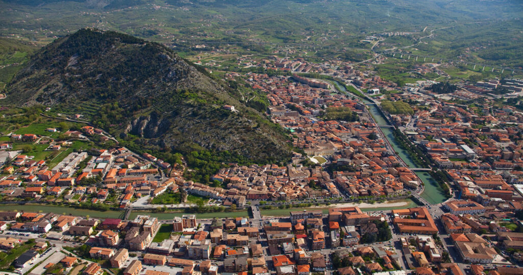 Sora è una cittadina situata nella Valle del Liri che incanta i visitatori con il suo fascino storico e naturale. Una delle particolarità più interessanti di Sora è il suo castello, il castello di San Casto e Cassio, situato su un colle con una vista panoramica mozzafiato sull'intera valle.