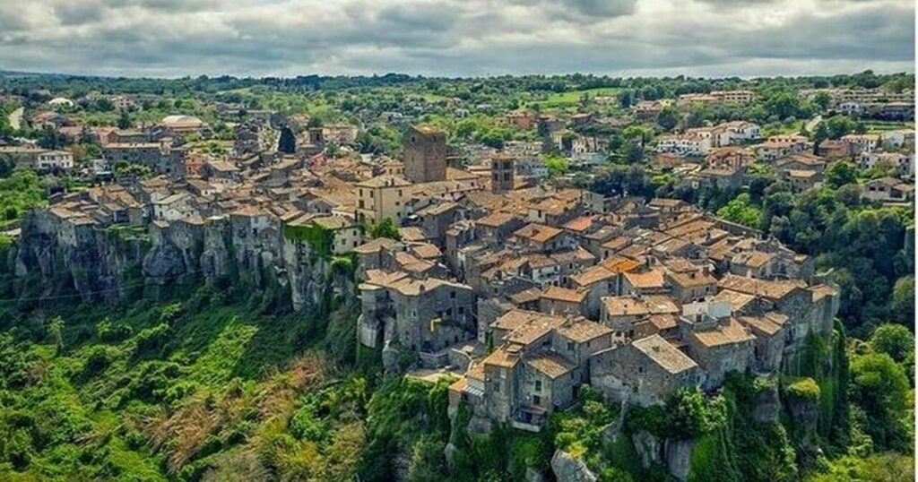 A soli 90 chilometri a nord di Roma, ai piedi dei monti Cimini, si trova un piccolo borgo medievale che merita sicuramente una visita: Vitorchiano.