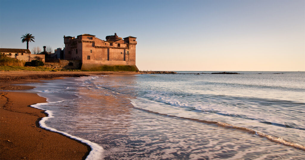 Gita fuori porta a Santa Severa, nel borgo sul mare a un'ora e mezza da Roma dov'è possibile visitare il castello Medievale e la chiesa di Santa Maria Assunta gustando alcuni prodotti tipici del luogo.