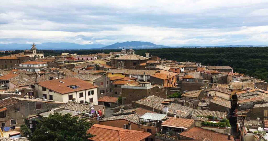 Nepi sorge su una rupe di tufo e si affaccia su una gola naturale. Il borgo dalla sua posizione regala panorami mozzafiato e custodisce una storia ricca di eventi significativi. È considerata la porta d’ingresso all’Agro Falisco provenendo dalla via Cassia.