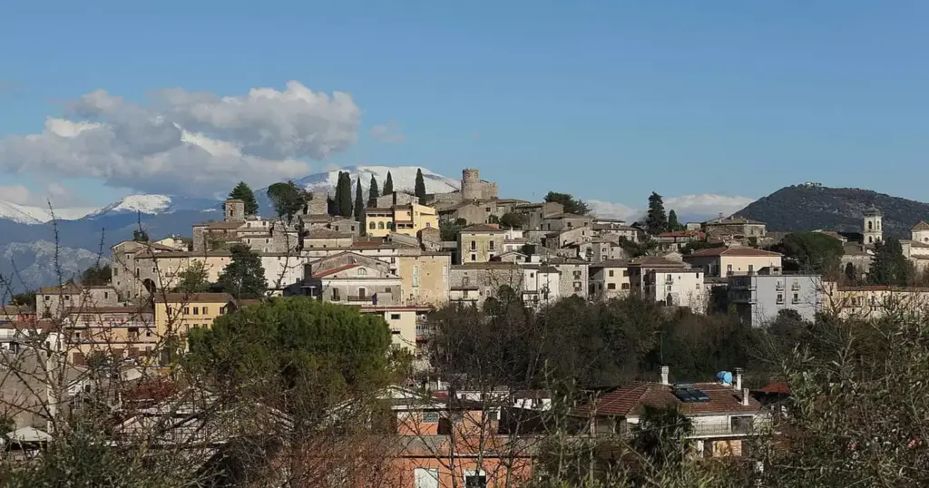 Gita fuori porta a Pico e dintorni, il borgo medievale di origine celtica con un grande parco letterario e il castello Farnese.